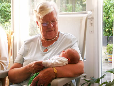 Thijmen op schoot bij oma Eijk
