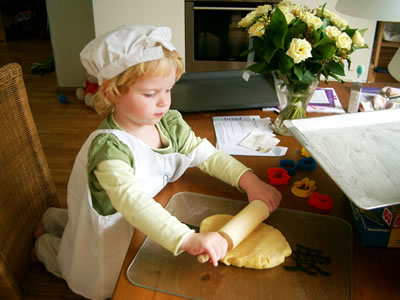 Meike aan het bakken