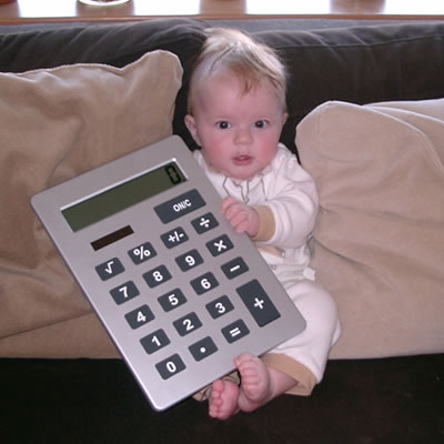 Meike op de bank met een hele grote calculator