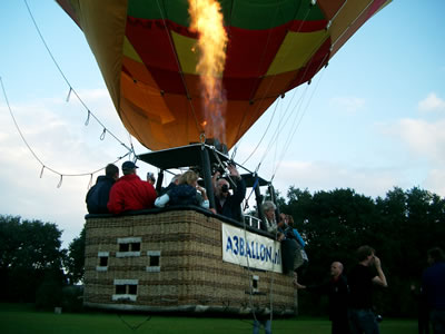 De ballon stijgt op