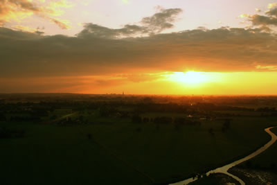 Mooie zonsondergang vanuit de lucht